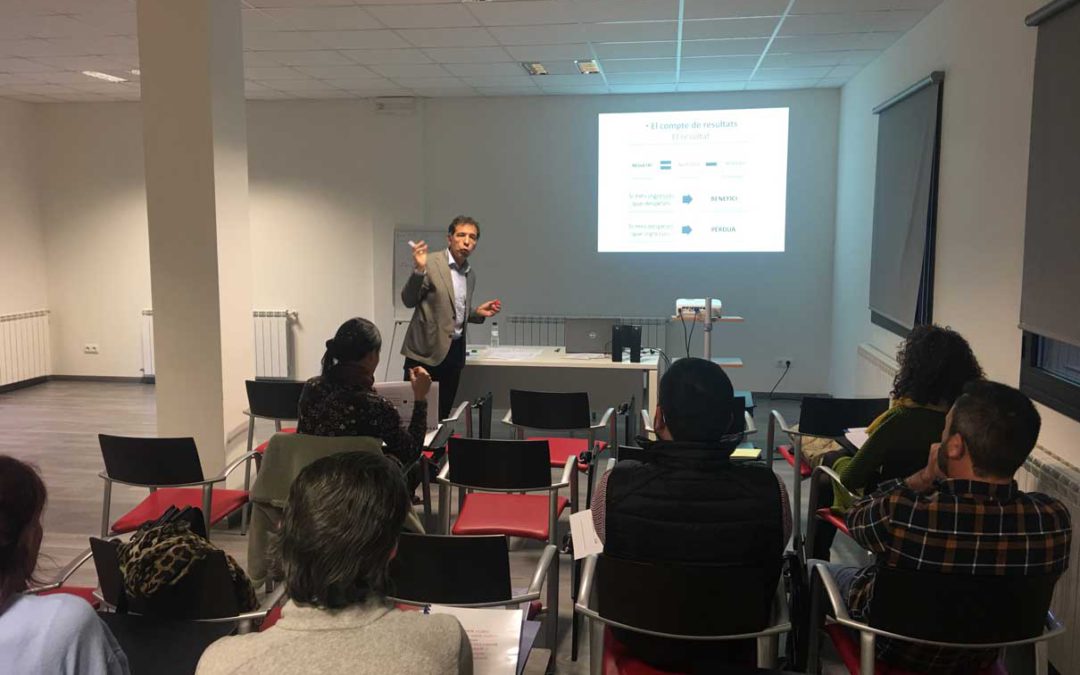 Buena asistencia al curso sobre “cómo reducir los gastos”  en el  CEI Val d’Aran de Casau